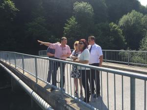 Državna sekretarka Tanja Bogataj in generalni direktor Direktorata za vode in investicije iz okoljskega ministrstva sta si izvajanje protipoplavnih ukrepov ogledala tudi na terenu.